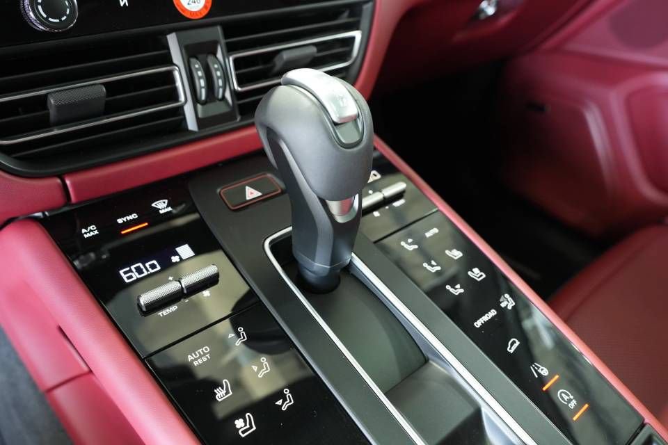 Certified 2025 Porsche Macan Turbo AWD/4WD image 24