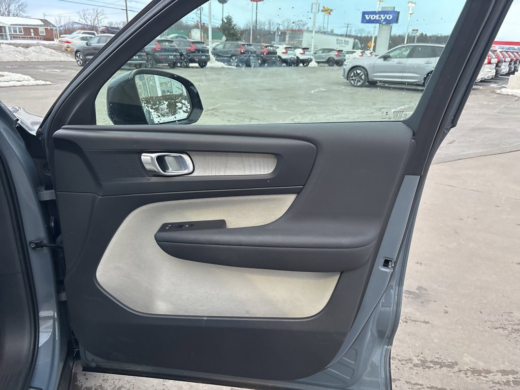 Certified 2023 Volvo XC40 B5 Plus w/ Protection Package Premier image 32
