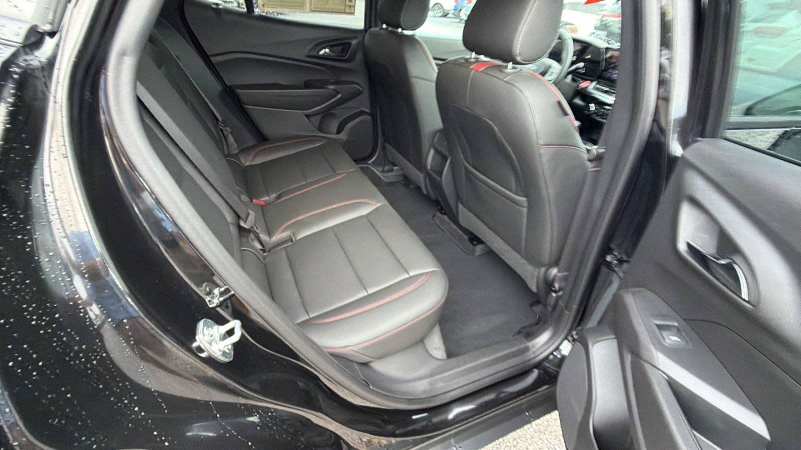 Used 2025 Chevrolet Trax RS w/ Sunroof Package FWD image 21