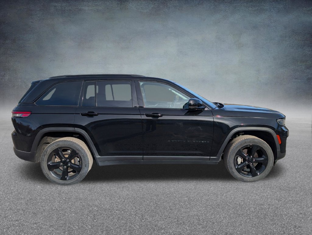 Used 2023 Jeep Grand Cherokee Limited w/ Black Appearance Package AWD/4WD image 8