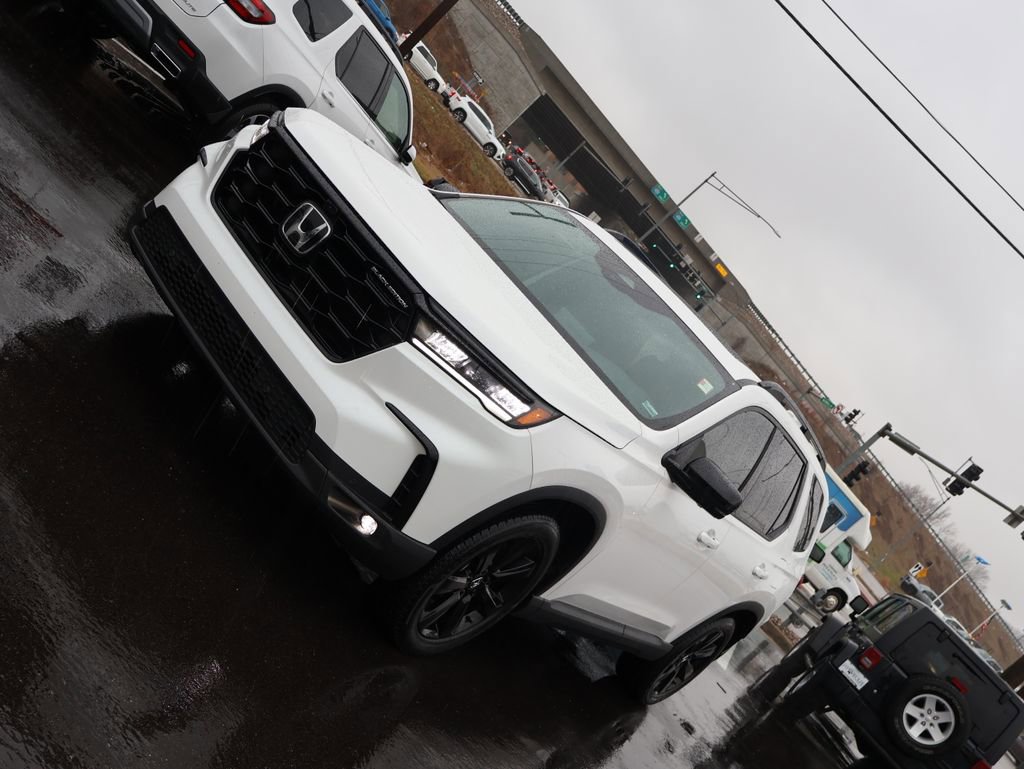 Certified 2025 Honda Pilot Black Edition image 3