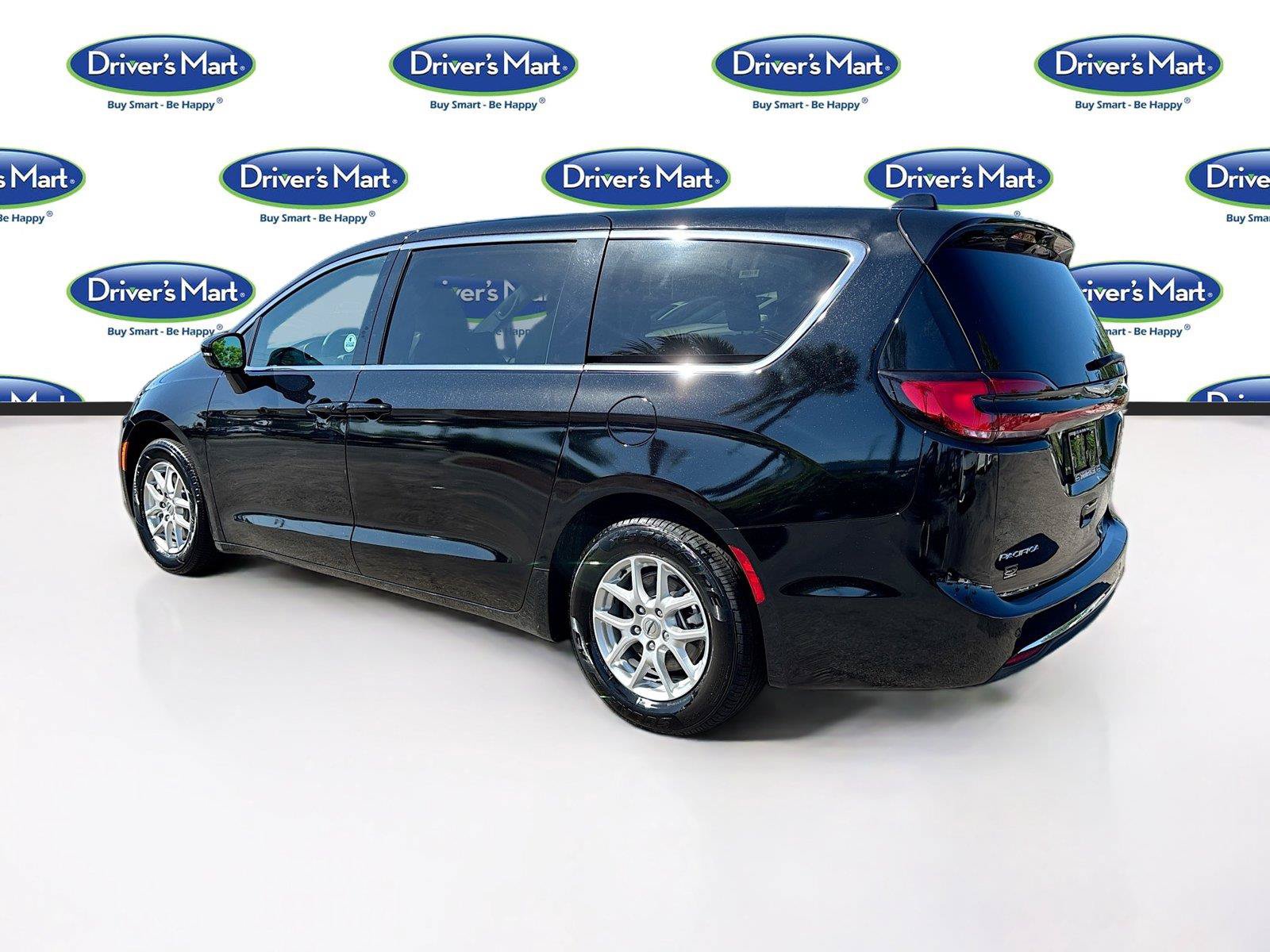 Used 2025 Chrysler Pacifica Select FWD image 5