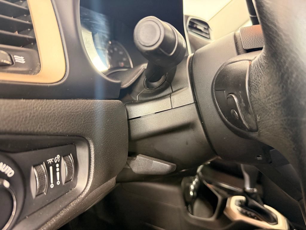 Used 2015 Jeep Renegade Latitude AWD/4WD image 29