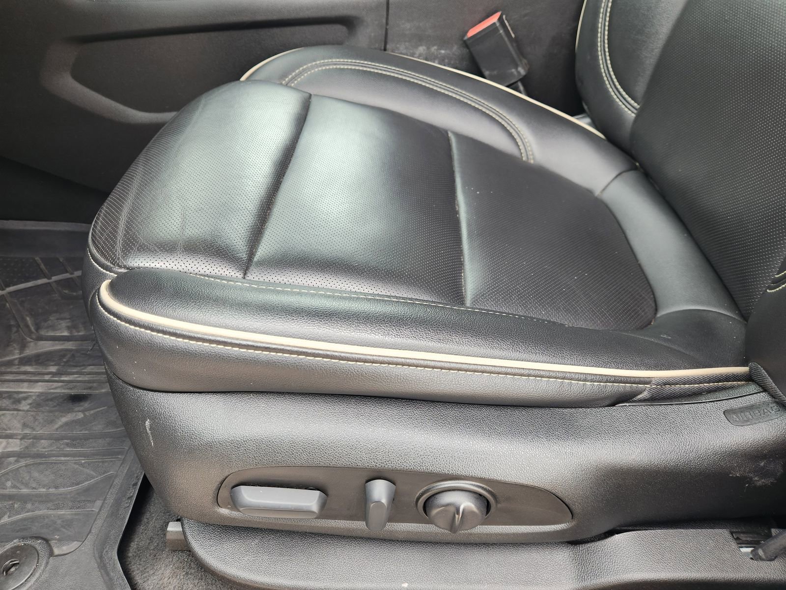 Used 2023 Chevrolet Traverse Premier w/ LPO, Roadside Safety Package FWD image 29