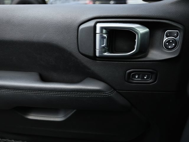 Used 2022 Jeep Wrangler Unlimited Sahara AWD/4WD image 15