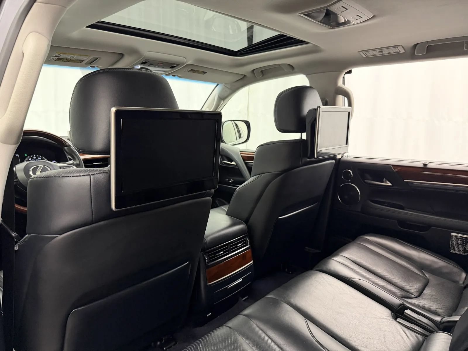 Used 2016 Lexus LX 570 4WD w/ Luxury Package image 29