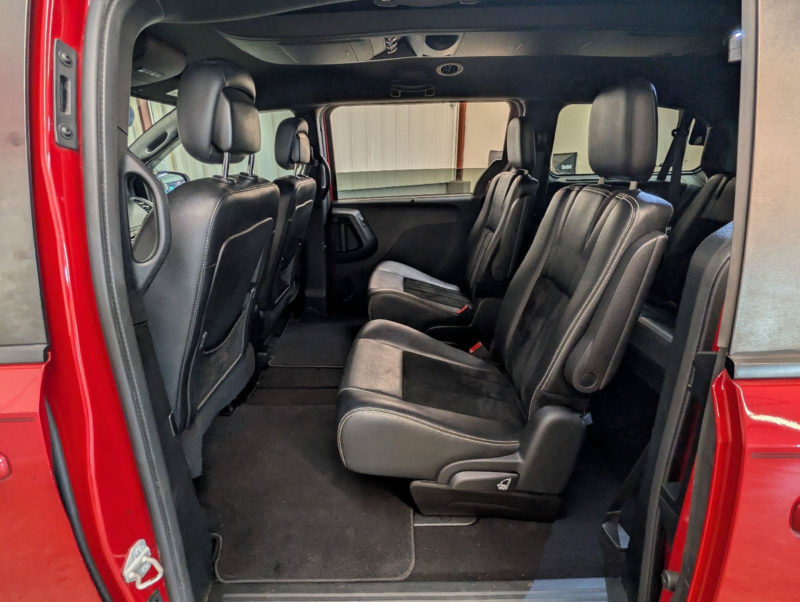Used 2016 Dodge Grand Caravan SXT FWD image 37