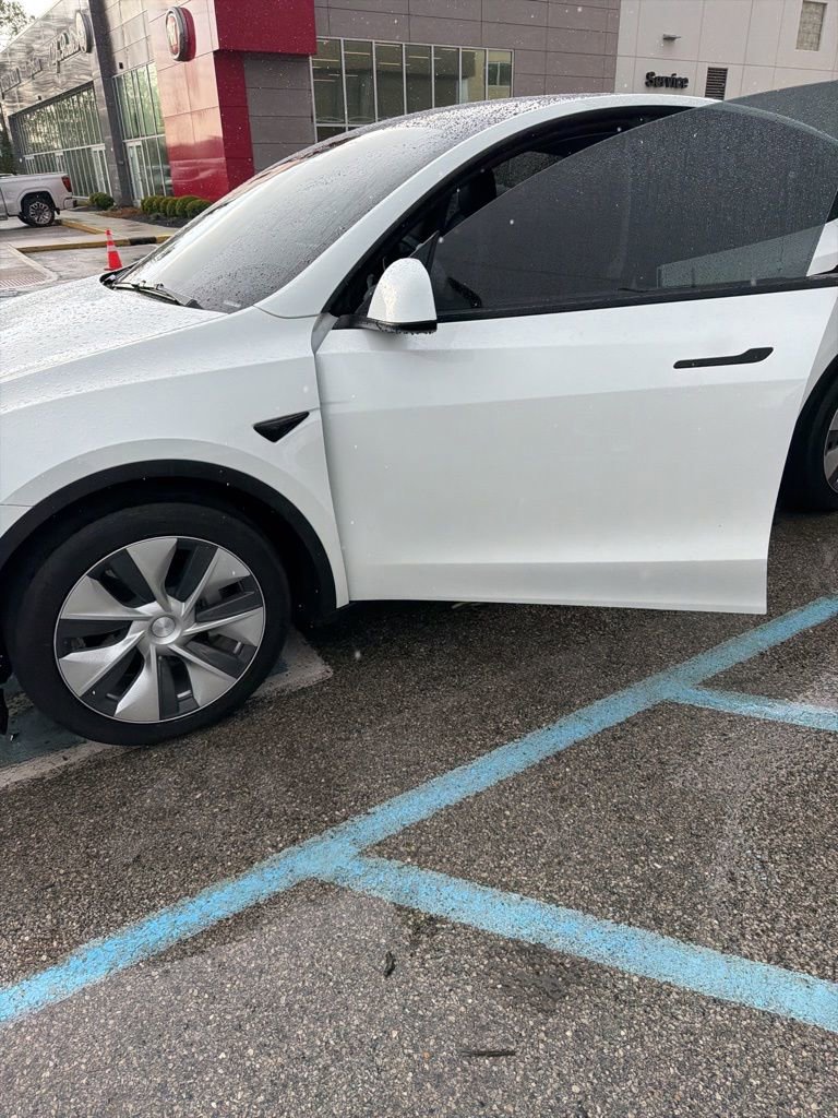 Used 2022 Tesla Model Y Long Range image 41