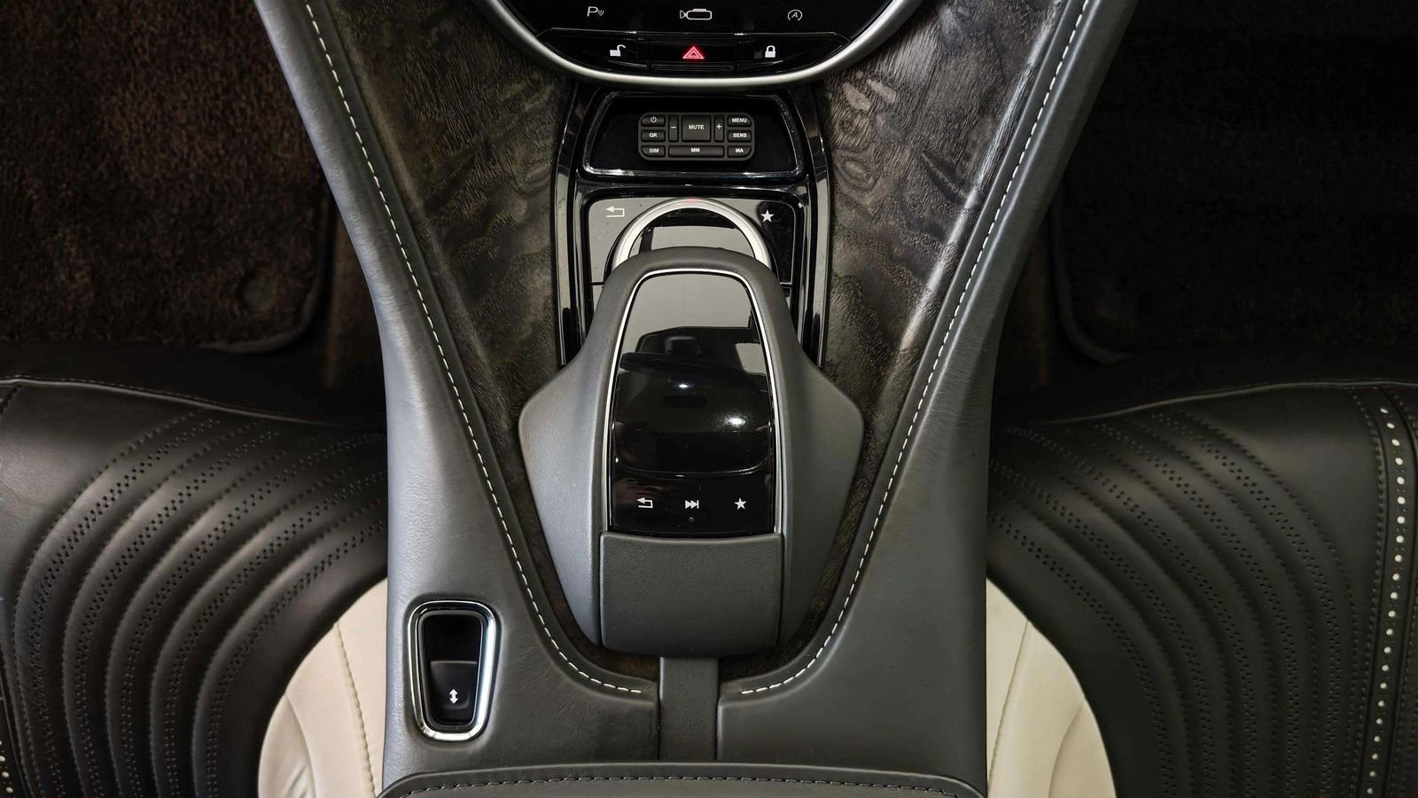 Used 2022 Aston Martin DB11 Coupe image 33