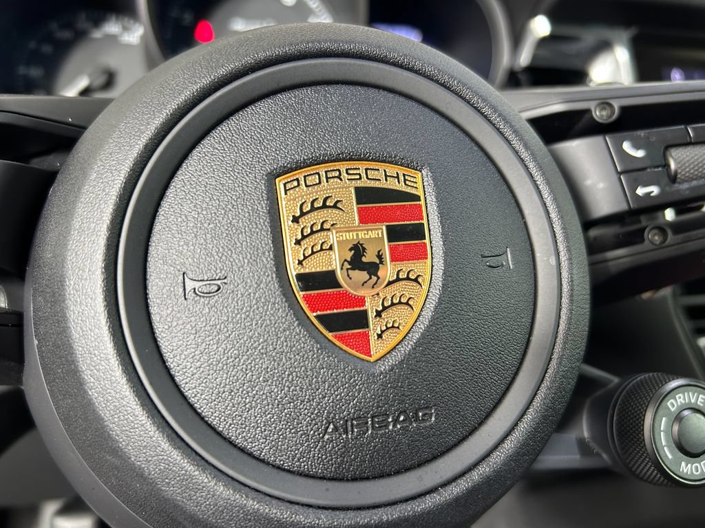 Certified 2025 Porsche Macan AWD/4WD image 18