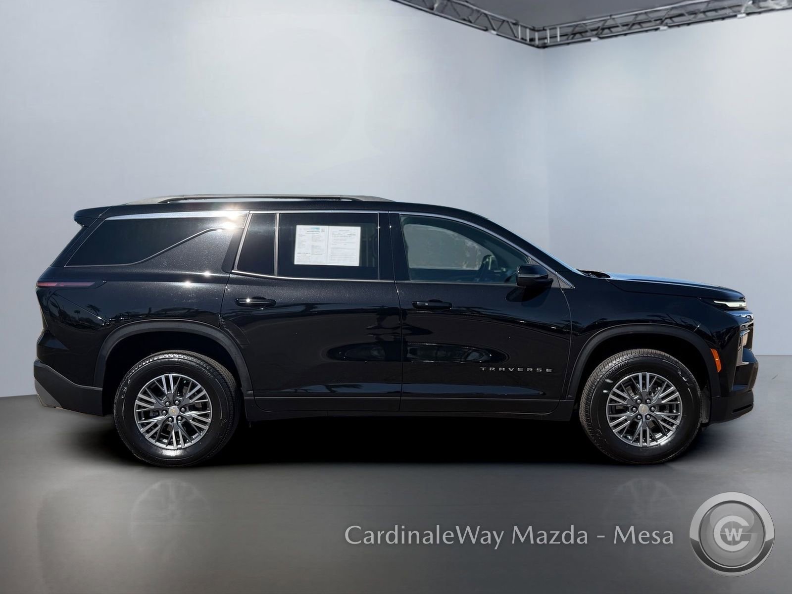 Used 2025 Chevrolet Traverse LT image 3