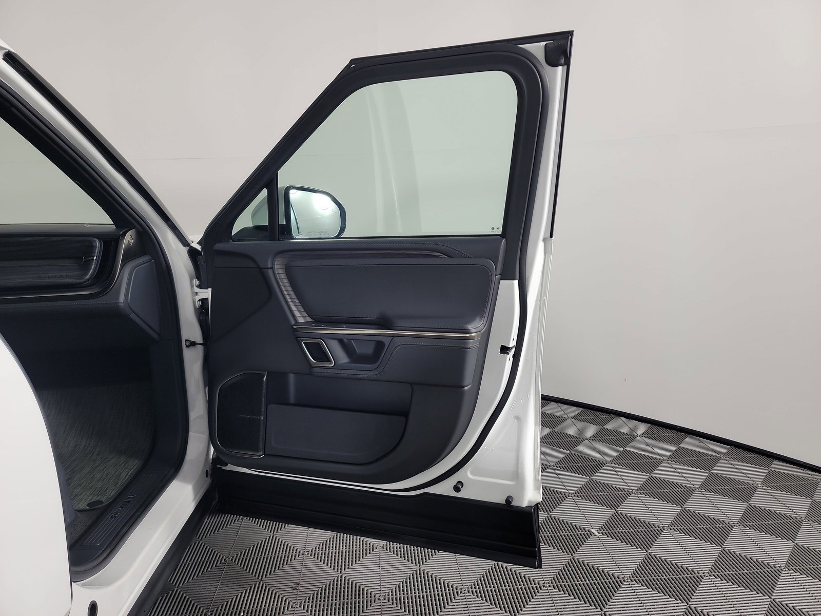 Used 2022 Rivian R1T Adventure image 18