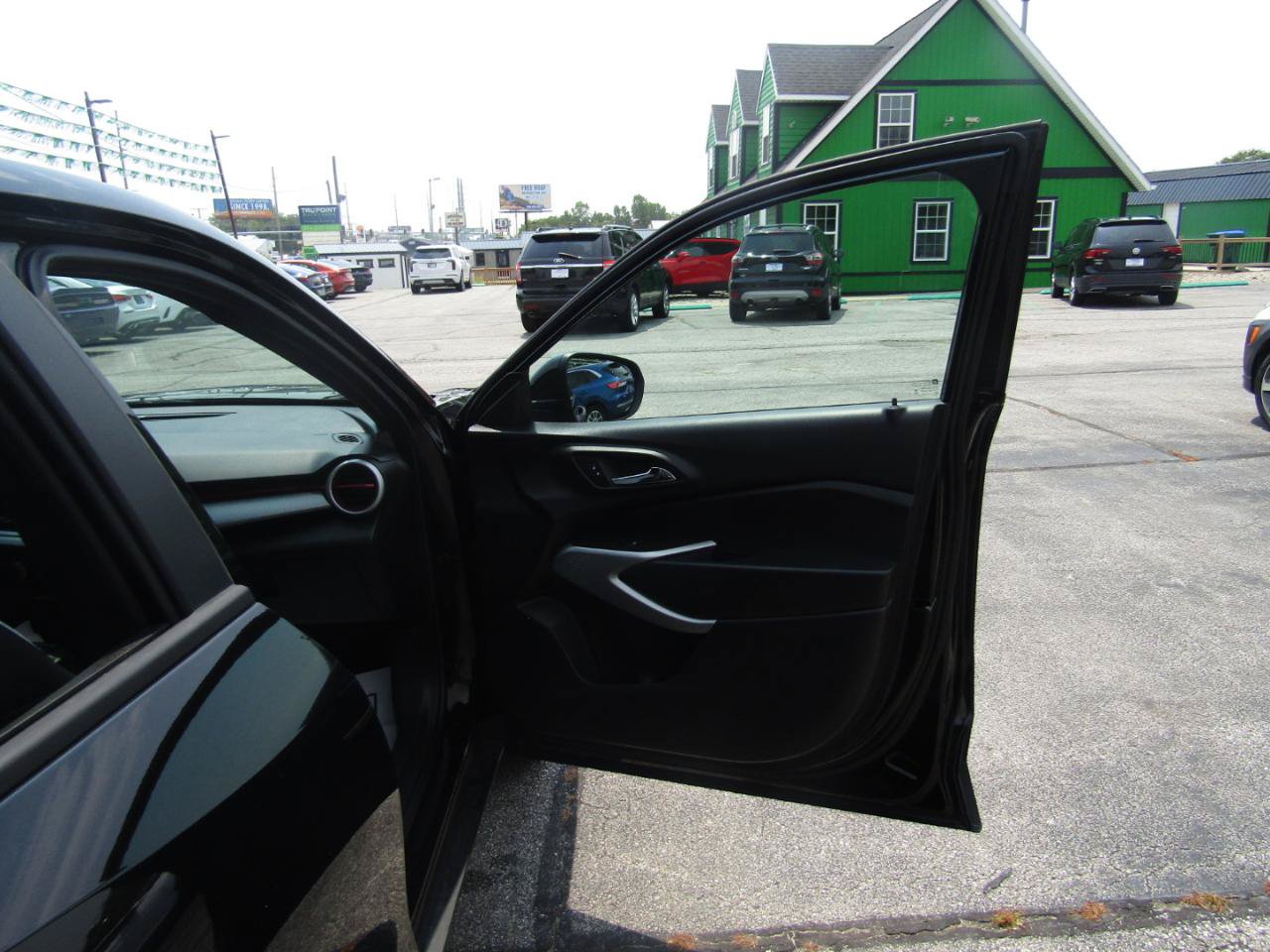 Used 2025 Chevrolet Trax RS FWD image 22
