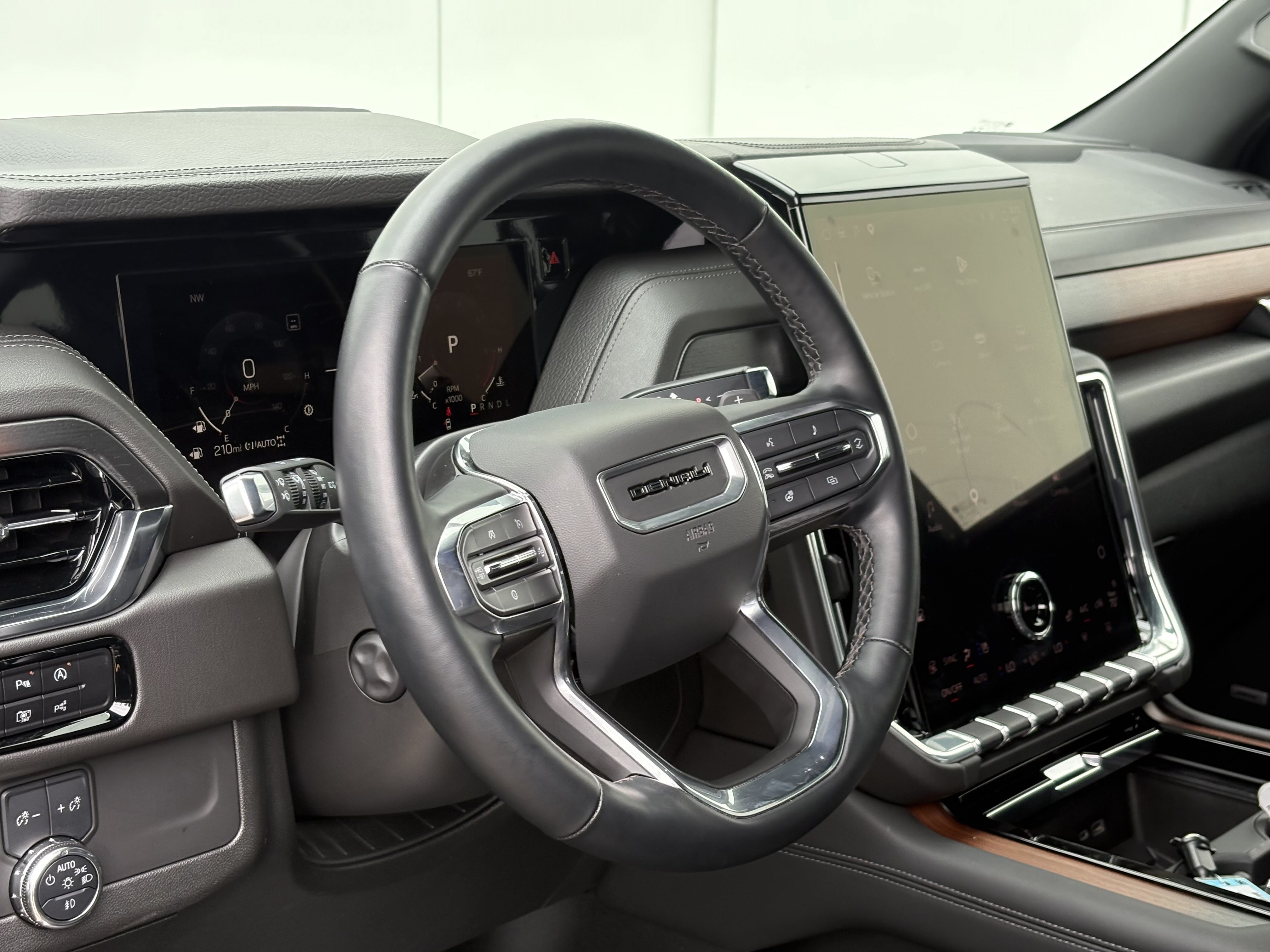 Used 2025 GMC Yukon XL Denali AWD/4WD image 16