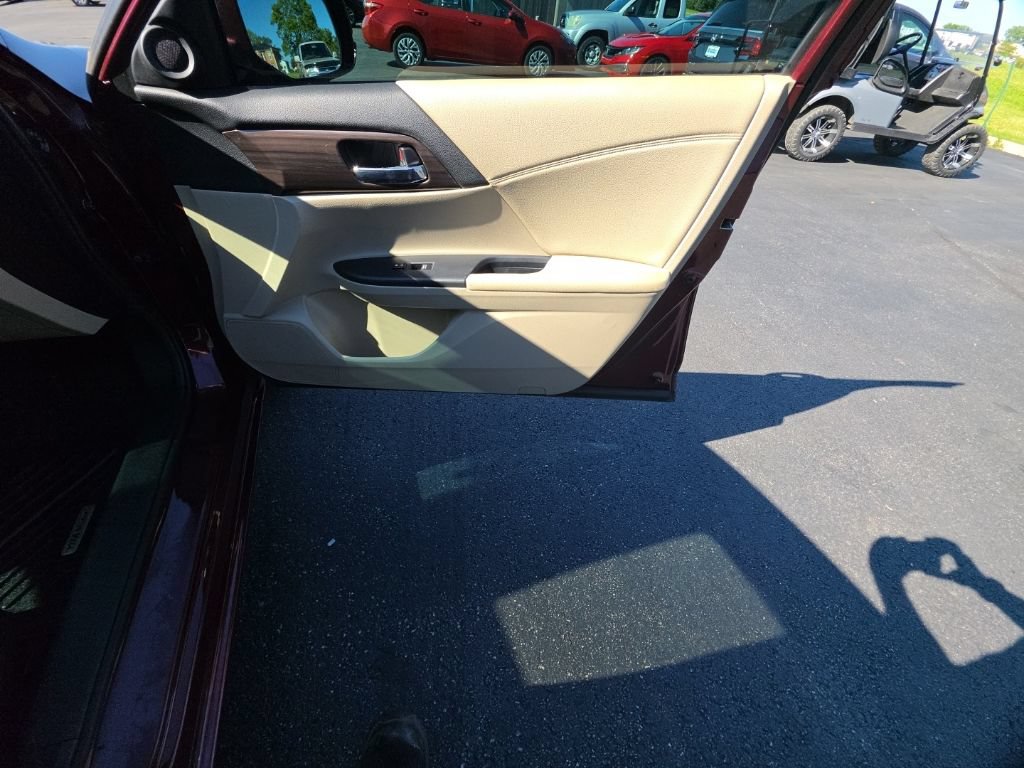 Used 2016 Honda Accord EX image 31