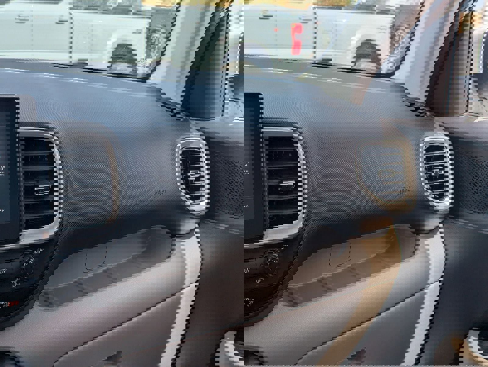 Used 2025 Hyundai Venue SEL image 18