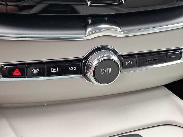 Certified 2023 Volvo XC60 B5 Core w/ Climate Package AWD/4WD image 19