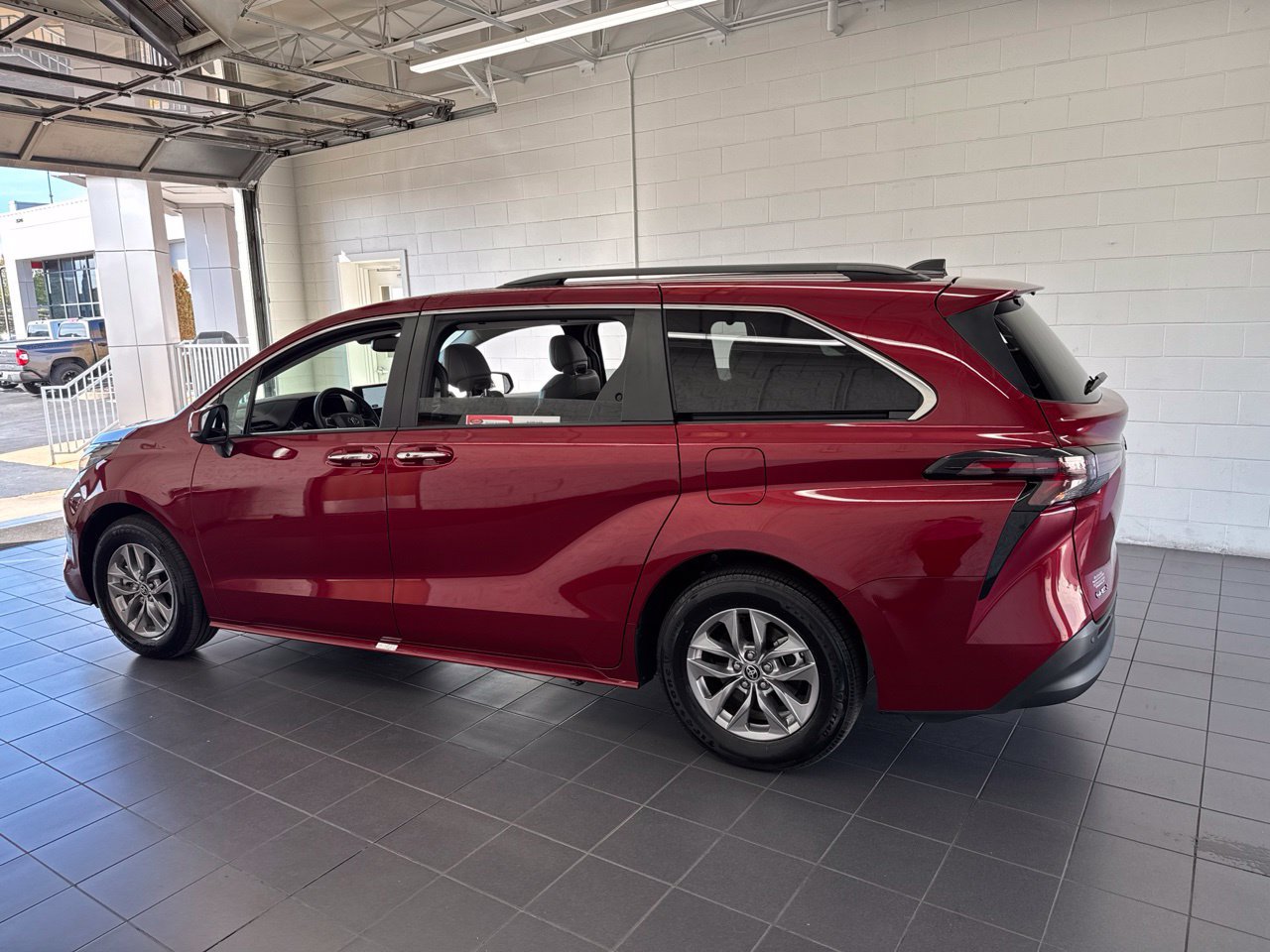 Used 2026 Toyota Sienna XLE FWD image 5