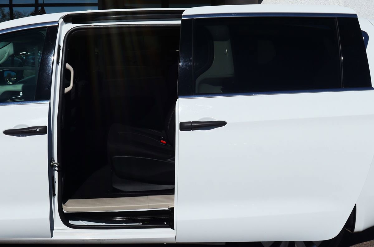 Used 2020 Chrysler Voyager L FWD image 33