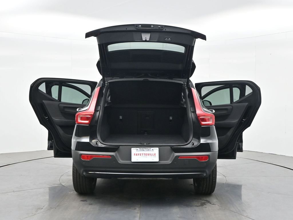 Used 2024 Volvo XC40 B5 Core image 39