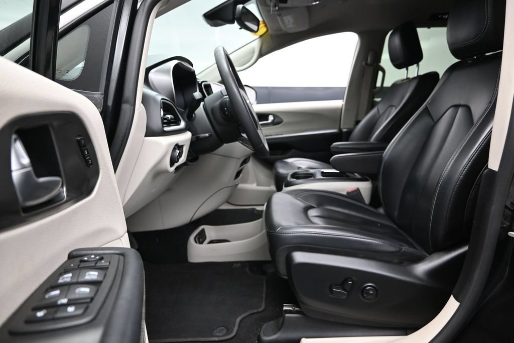 Used 2023 Chrysler Pacifica Touring-L FWD image 22