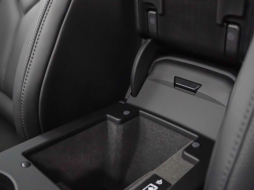 Used 2026 Porsche Macan AWD/4WD image 34