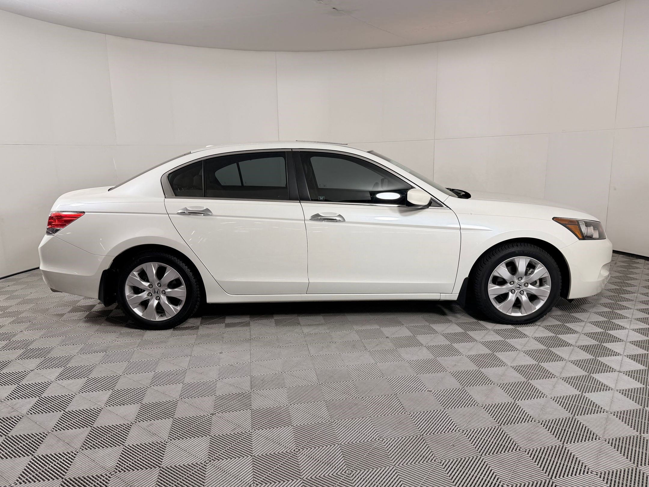 Used 2010 Honda Accord EX-L image 8