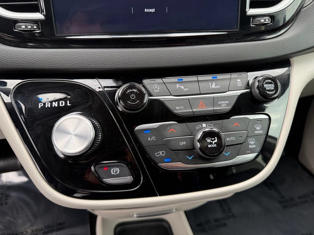 Used 2024 Chrysler Pacifica Touring-L FWD image 27