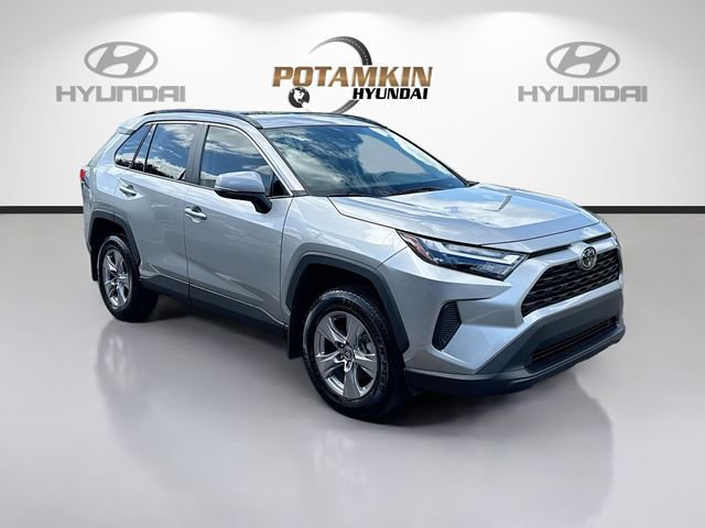 Used 2025 Toyota RAV4 XLE w/ Convenience Package FWD image 3