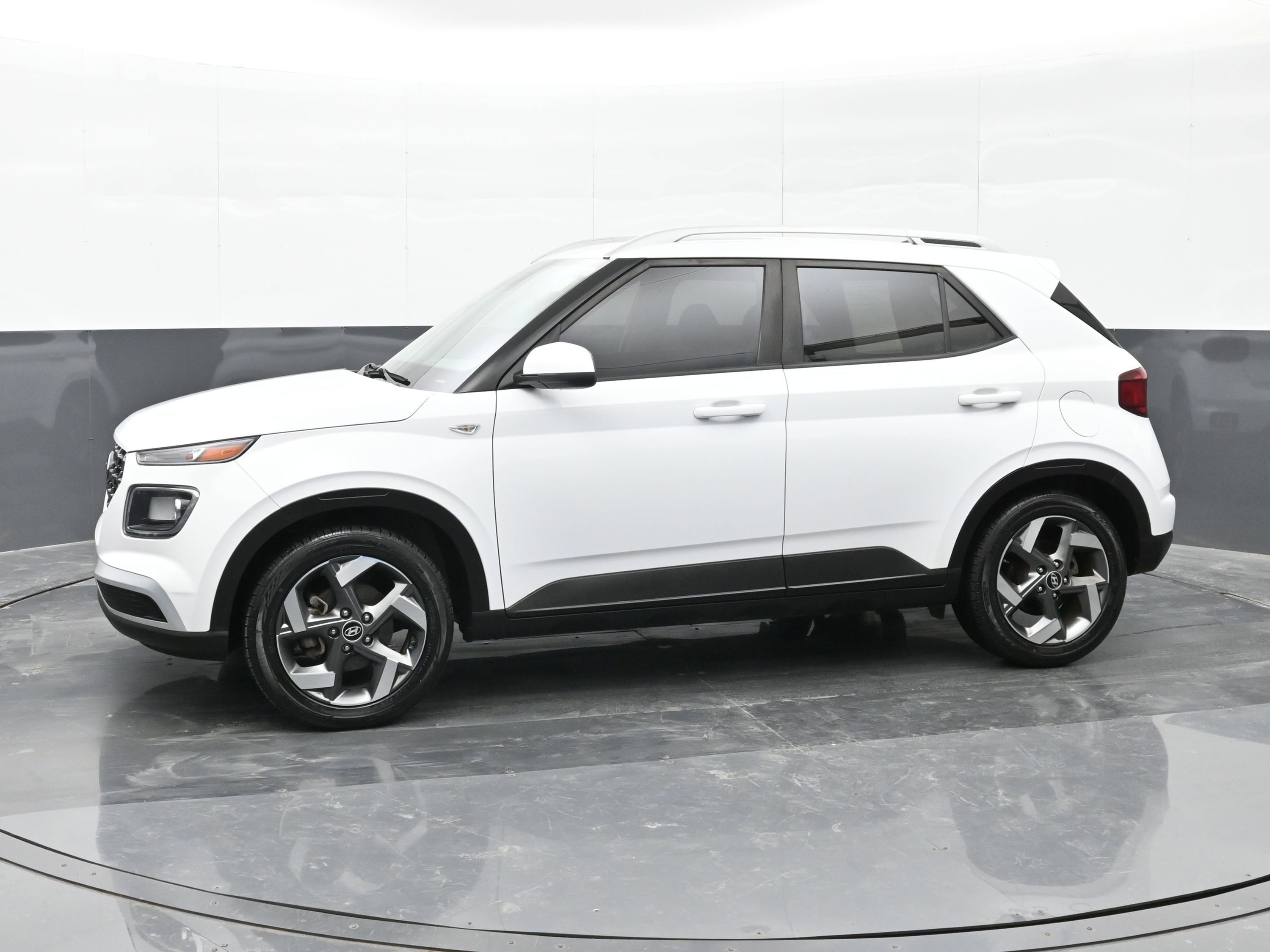 Certified 2022 Hyundai Venue SEL image 5