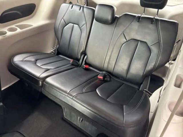 Used 2023 Chrysler Pacifica Touring-L image 11