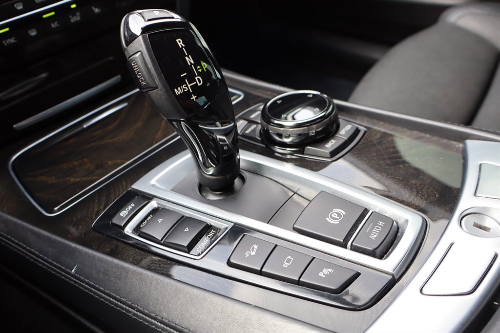 Used 2015 BMW 750Li xDrive AWD/4WD image 28