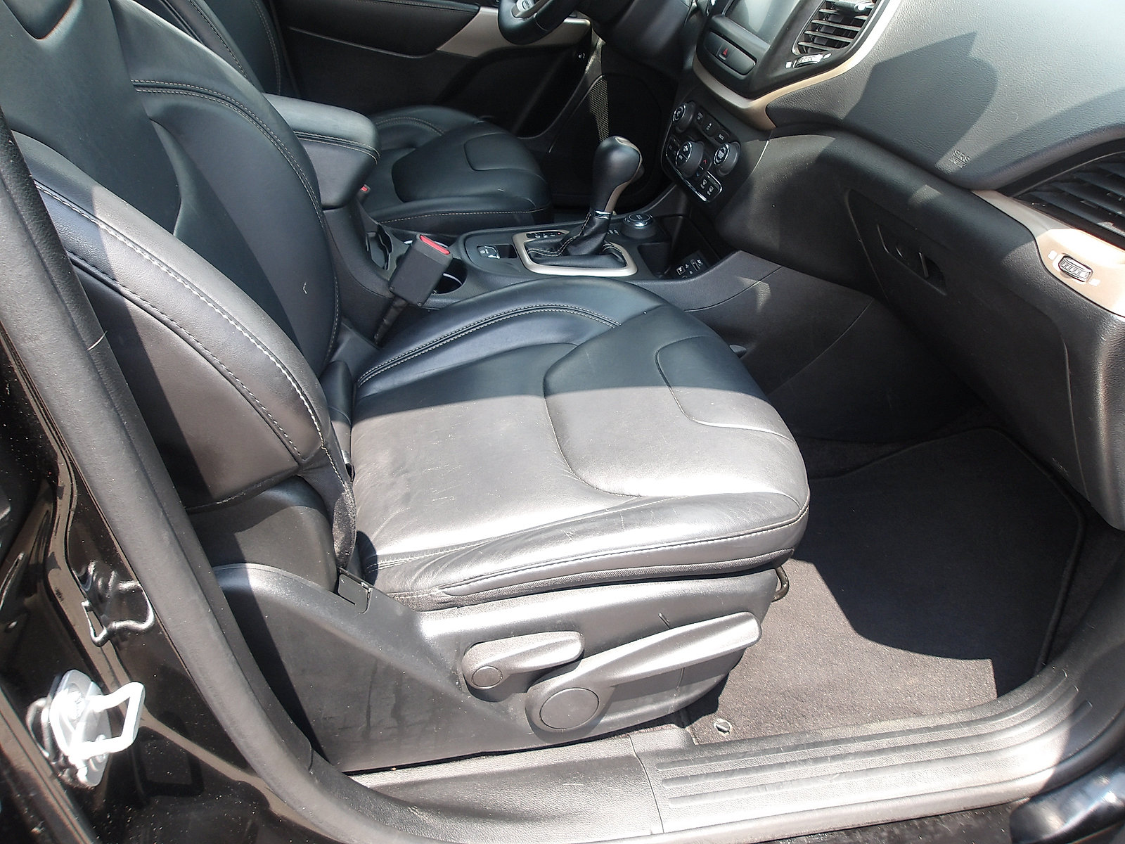 Used 2017 Jeep Cherokee Limited AWD/4WD image 11
