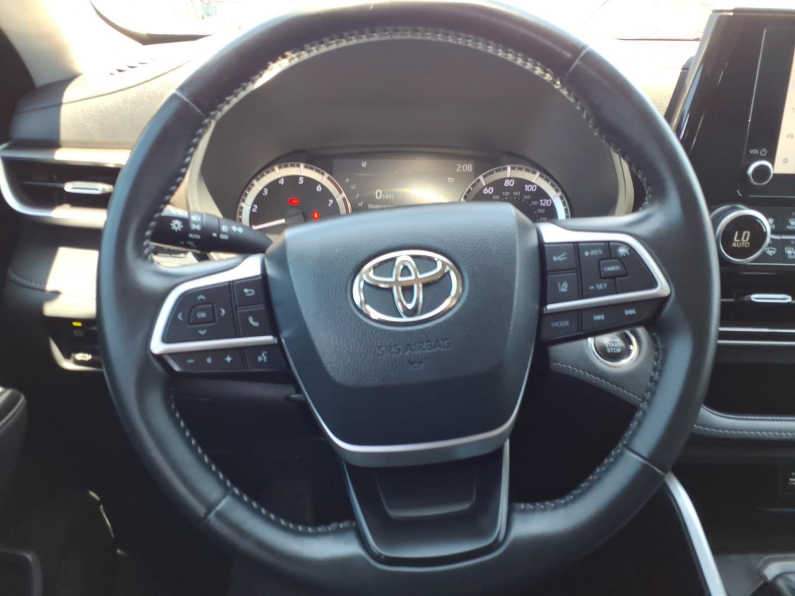 Used 2023 Toyota Highlander LE FWD image 12