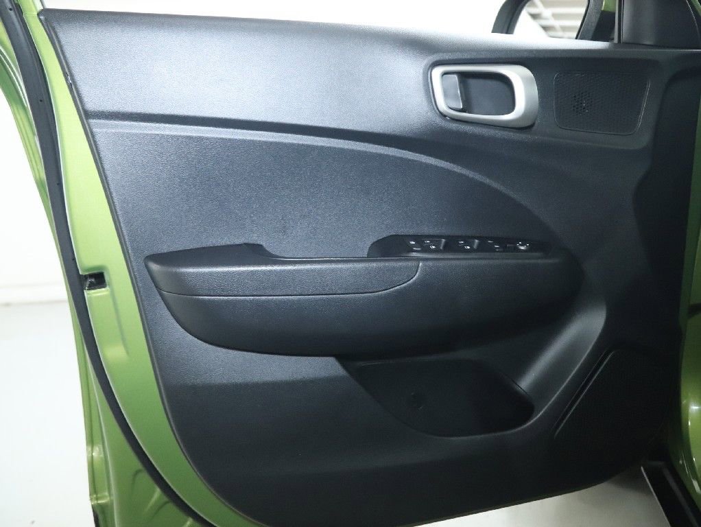 Used 2023 Hyundai Venue SEL FWD image 18