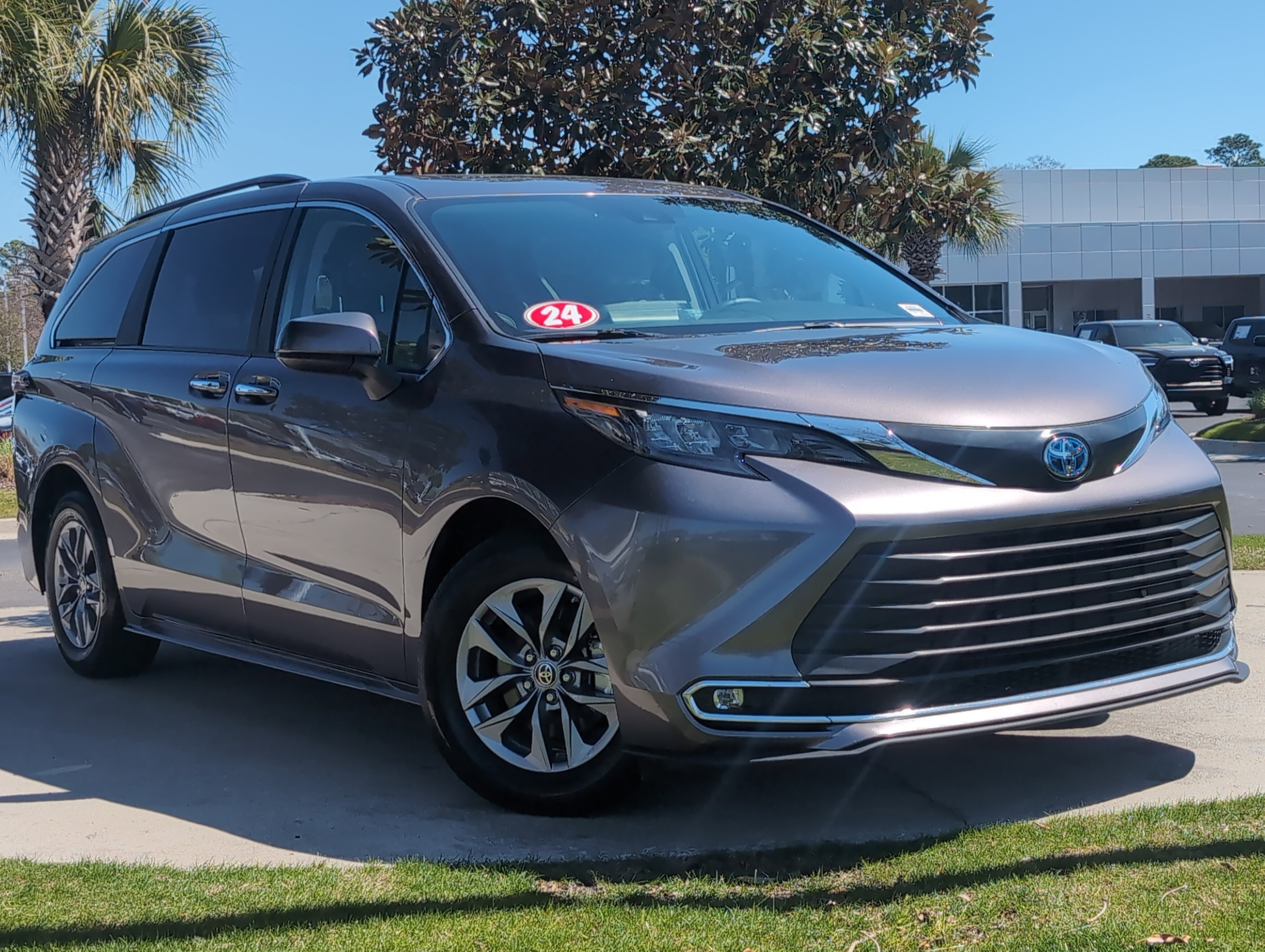 Certified 2024 Toyota Sienna XLE FWD image 2