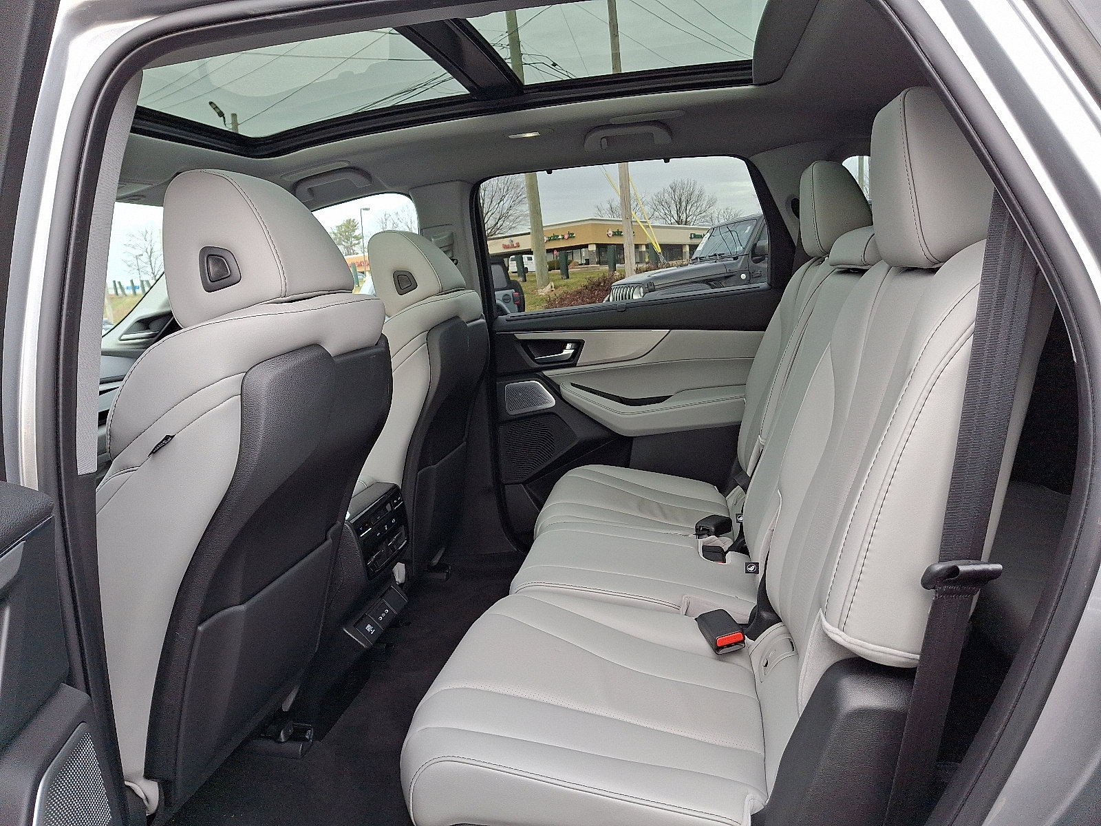 Certified 2025 Acura MDX w/ Technology Package image 11