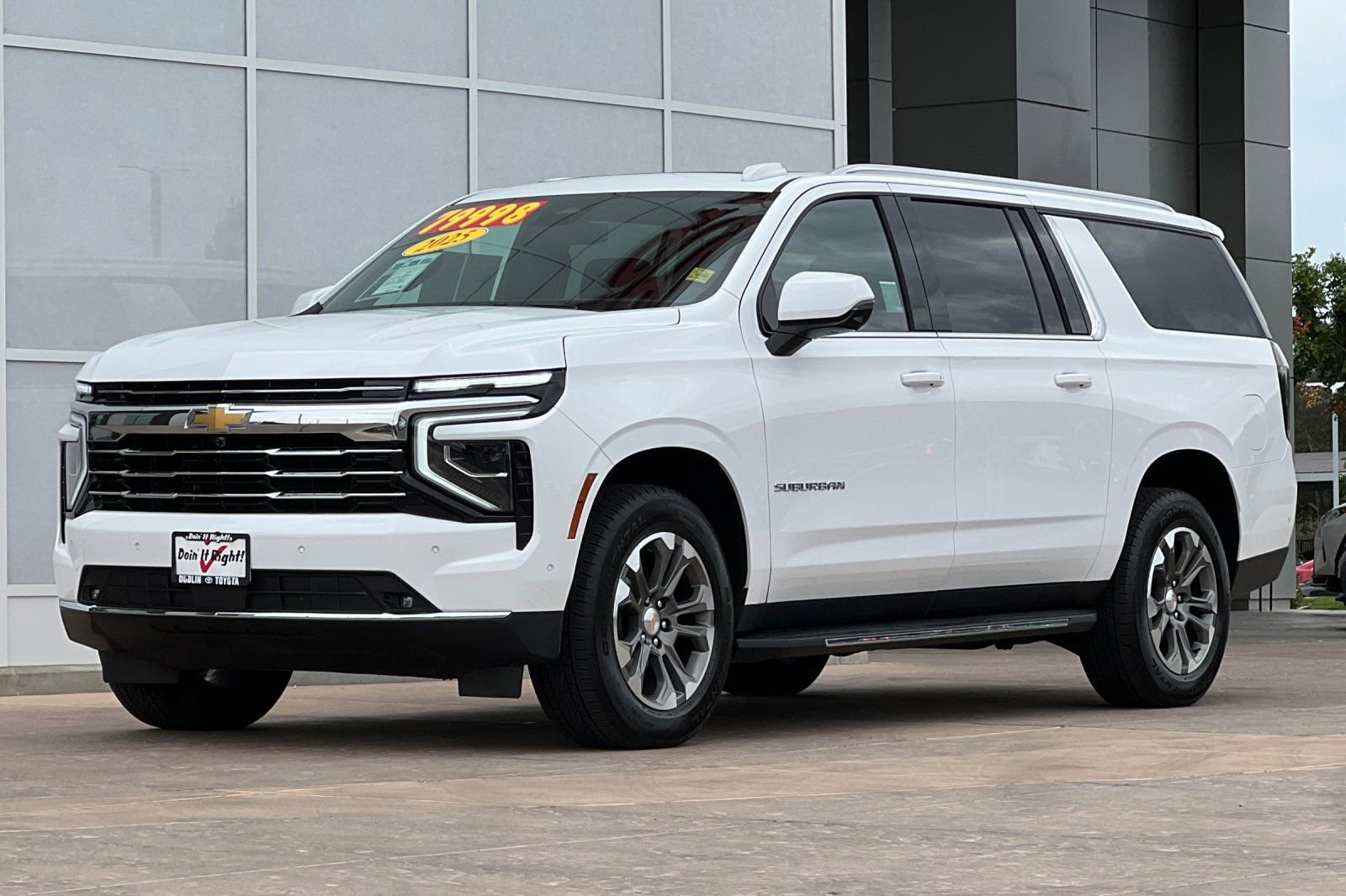 Used 2025 Chevrolet Suburban LT w/ Comfort Package image 8