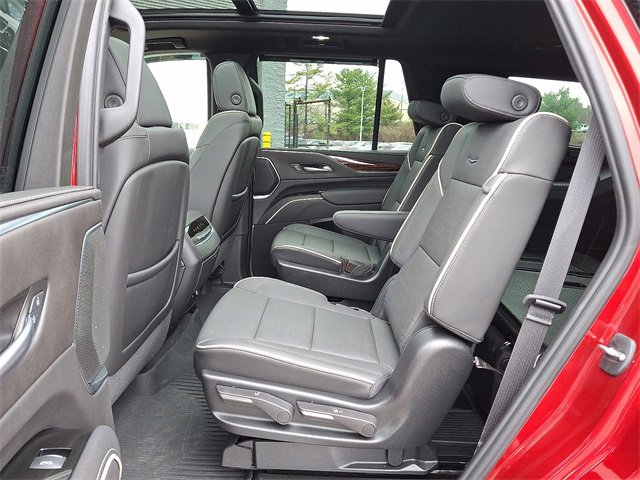 Used 2024 Cadillac Escalade Premium Luxury w/ Performance Package image 10