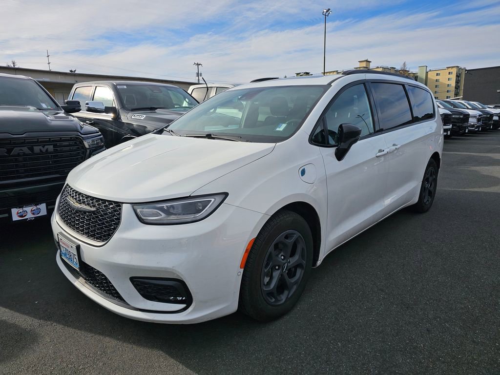 Used 2023 Chrysler Pacifica Limited w/ S Appearance Package image 4