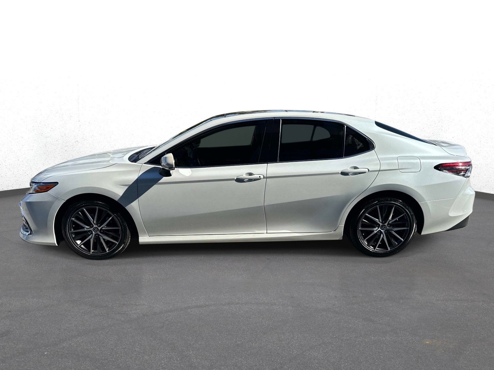 Used 2022 Toyota Camry XLE FWD image 6
