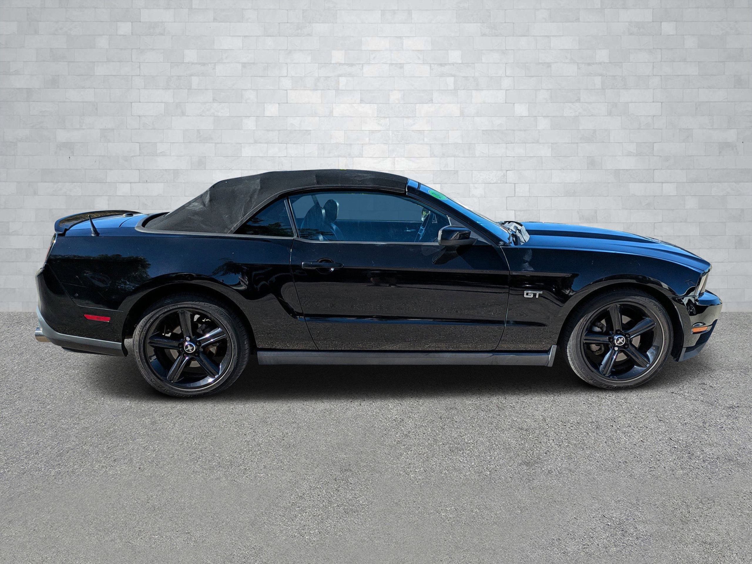 Used 2010 Ford Mustang GT Premium image 3