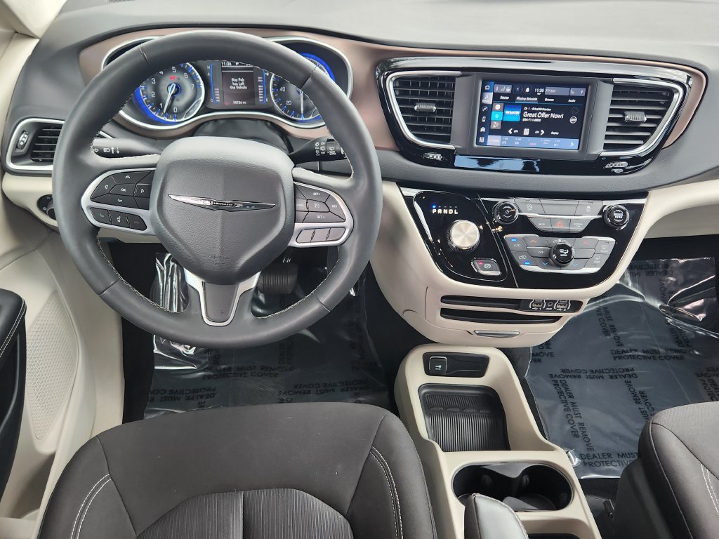 Used 2023 Chrysler Voyager LX FWD image 3