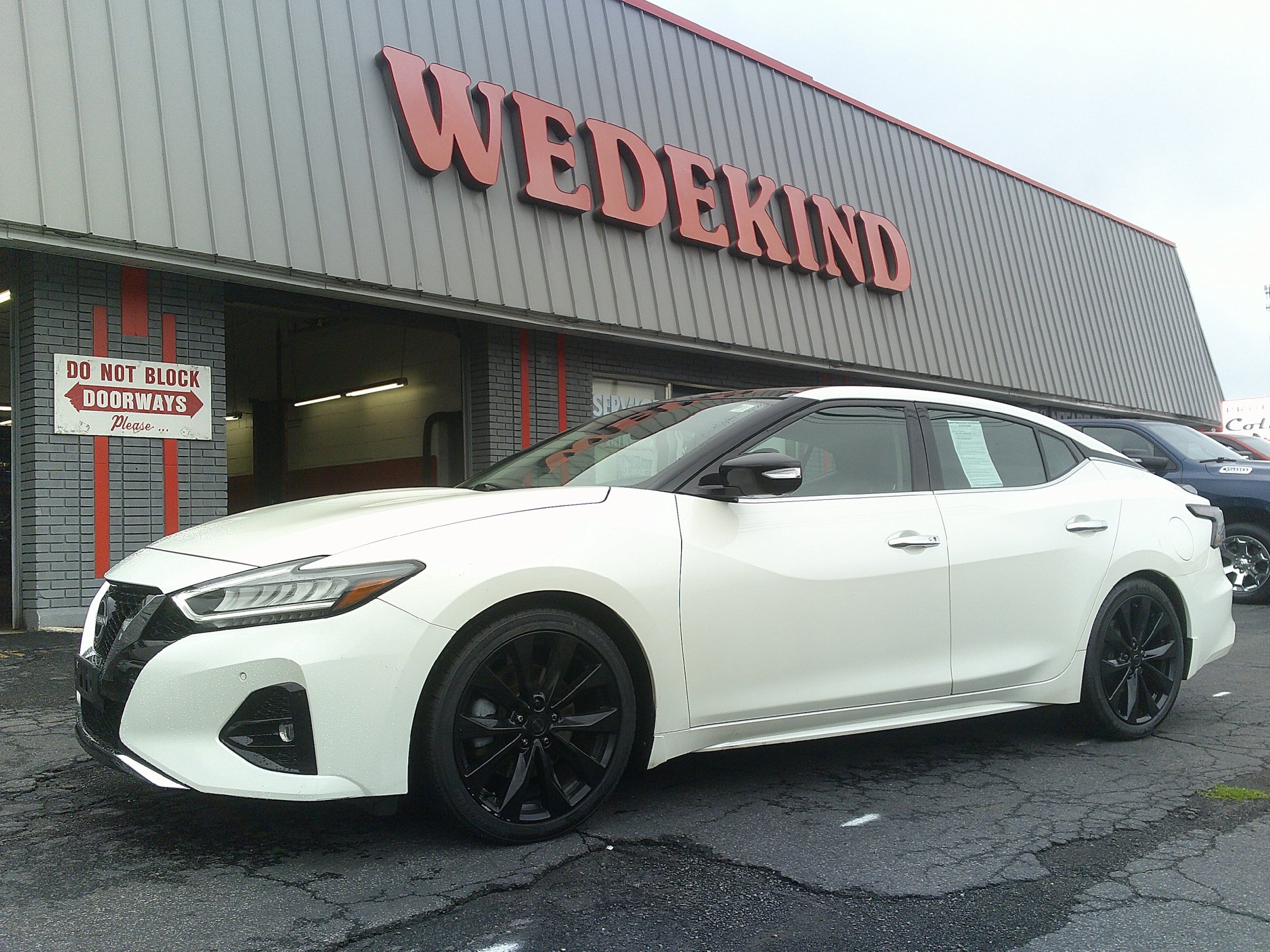 Used 2023 Nissan Maxima Platinum w/ Sport Mat Group FWD image 2
