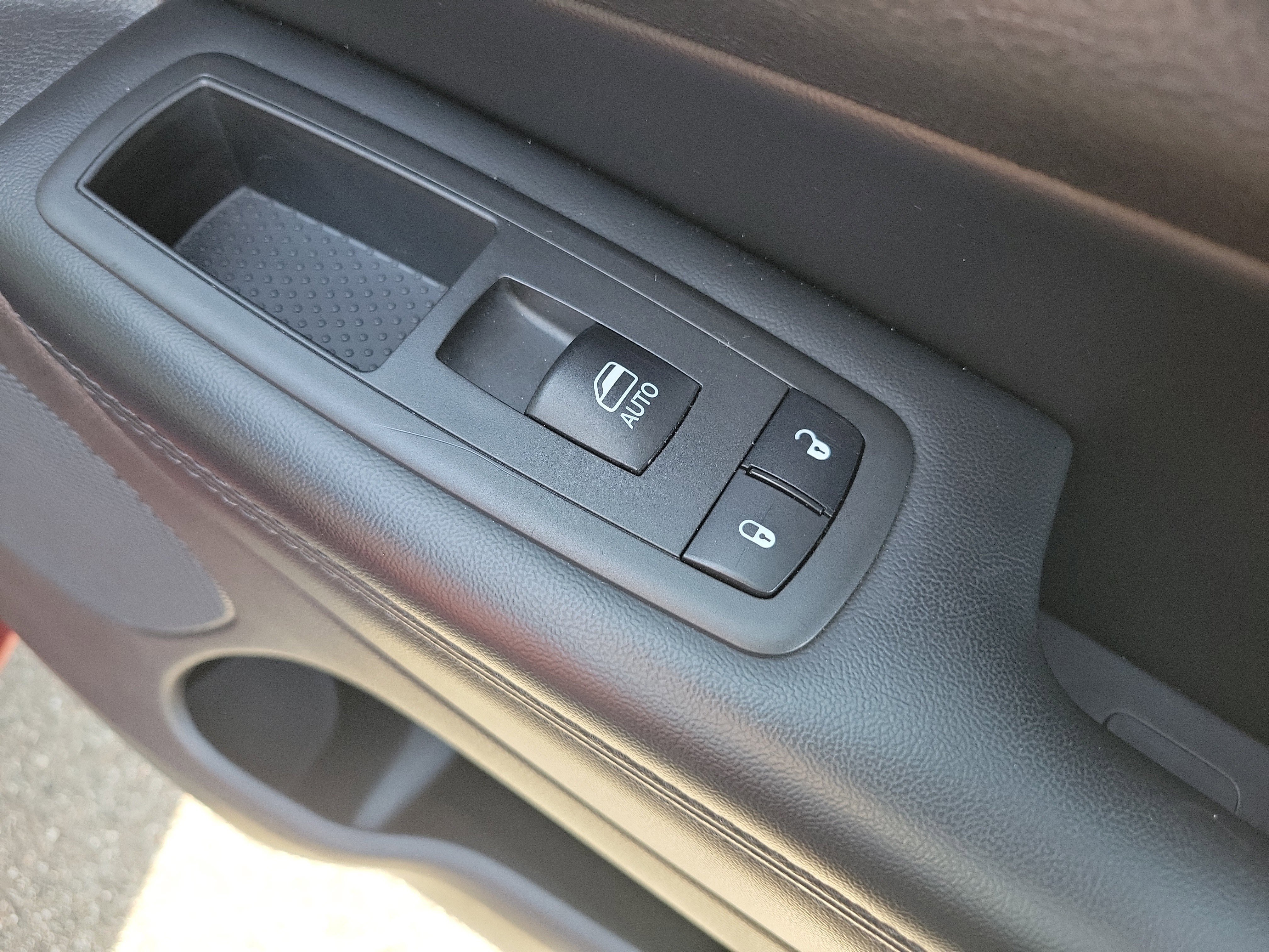 Used 2018 Jeep Grand Cherokee Altitude AWD/4WD image 11