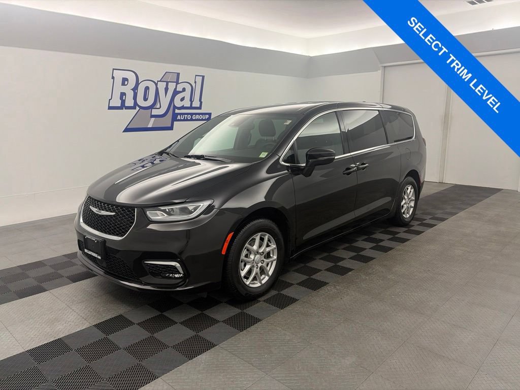 Used 2025 Chrysler Pacifica Select