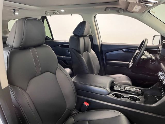 Used 2025 Honda Pilot Touring image 10
