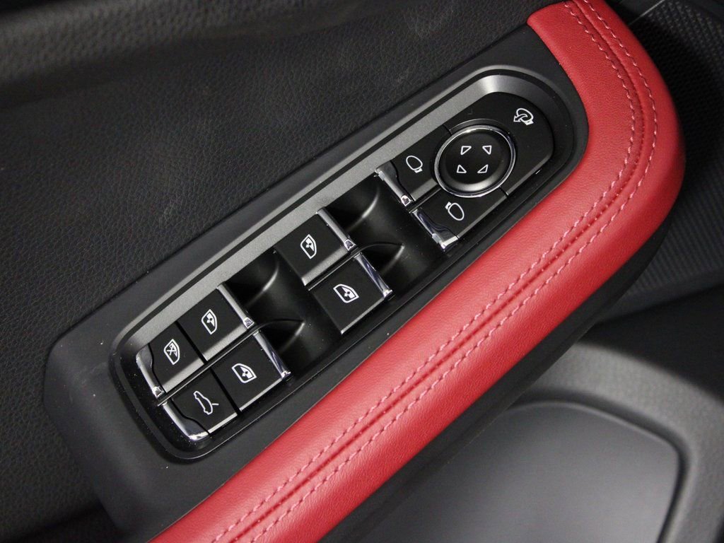 Certified 2025 Porsche Macan image 15