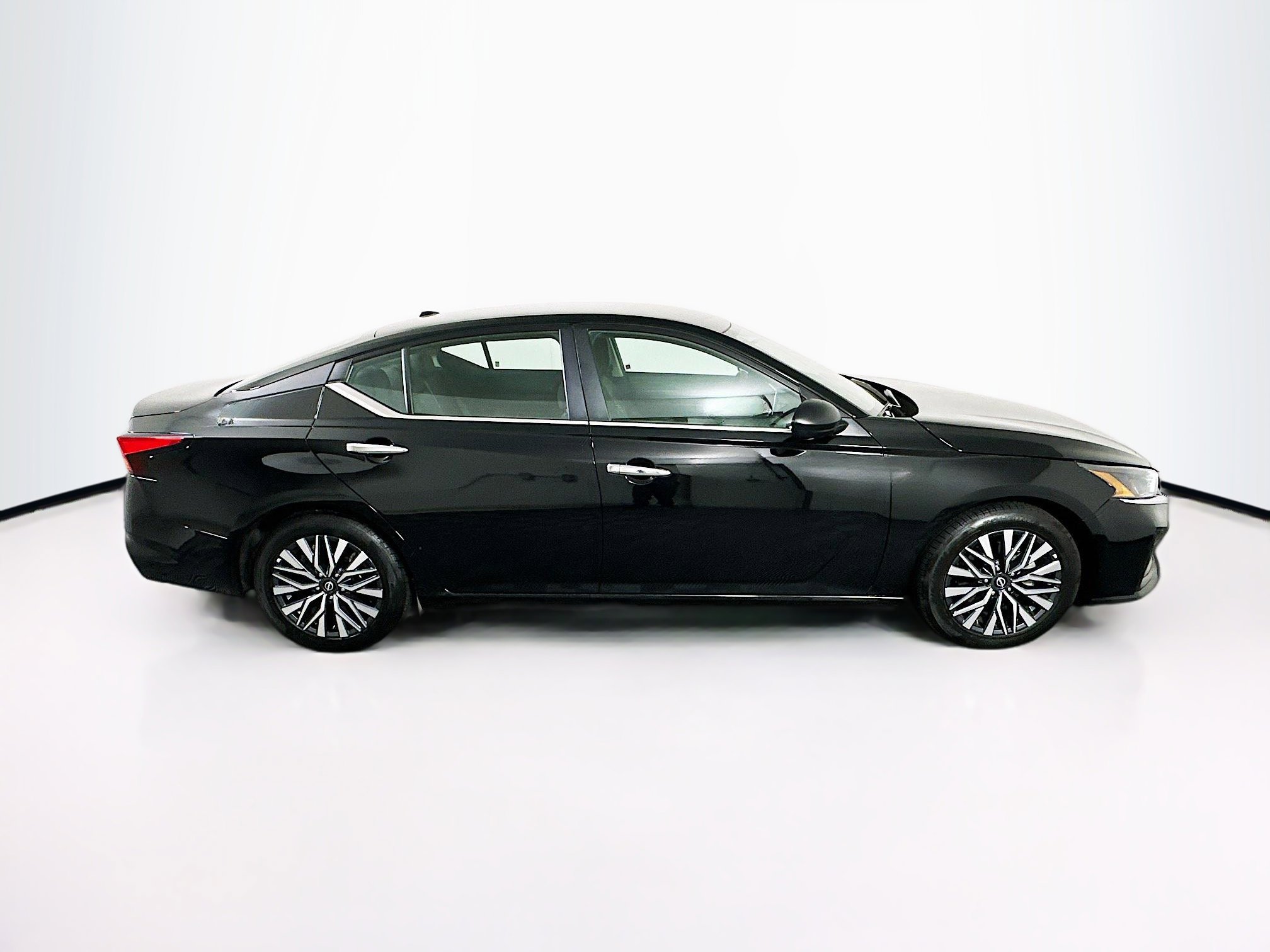 Used 2025 Nissan Altima 2.5 SV image 10