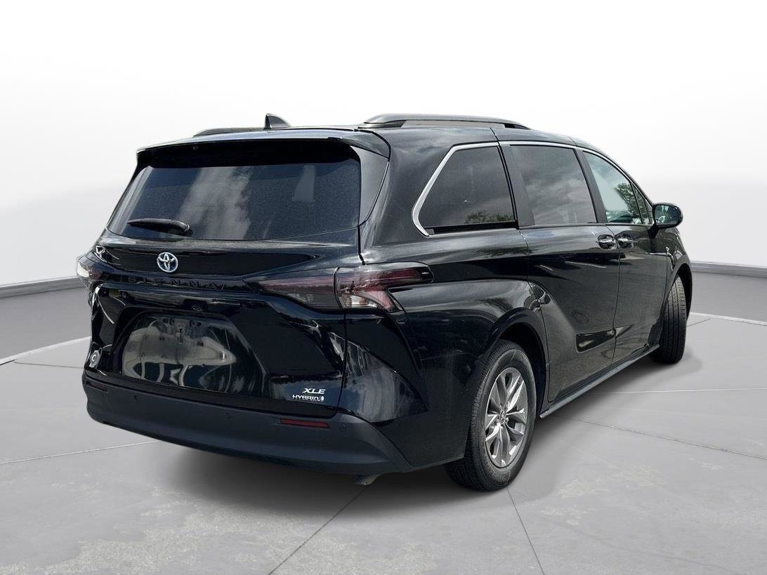 Certified 2024 Toyota Sienna XLE FWD image 6